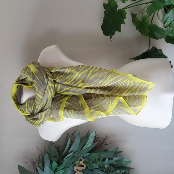 Grey and Yellow scarf - Picture 2 of 2